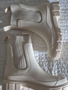 Women’s Cream Chelsea Style Lug-Sole Booties